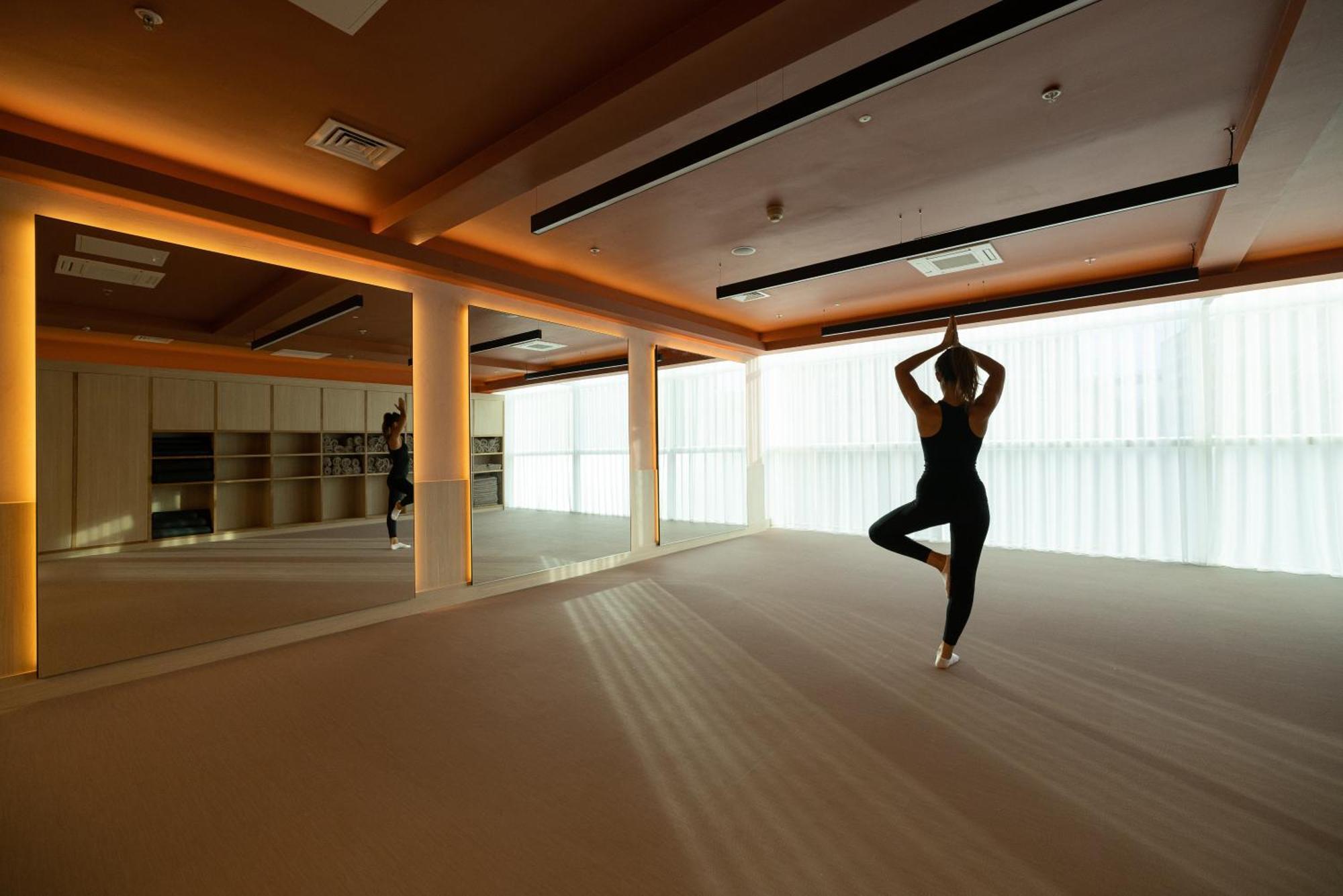 The Lowry Hotel Mánchester Exterior foto A woman practices yoga at the Four Seasons Hotel in Tokyo, Japan.
